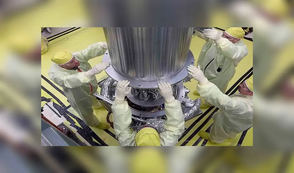 Ingenieros de la NASA cubren el reactor nuclear Kilopower con una cámara de vacío para simular las condiciones del espacio. Foto: NASA.