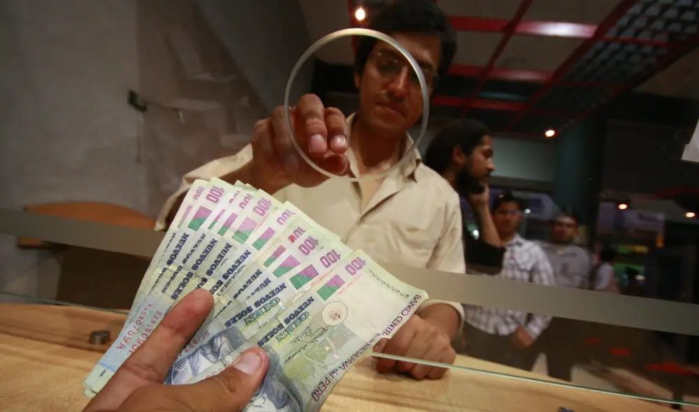 Para comparar qué banco o caja municipal te conviene en un depósito a plazo fijo, debes notas su tasa de rendimiento efectivo anual (TREA). Foto: La República Para comparar qué banco o caja municipal te conviene en un depósito a plazo fijo, debes notas su tasa de rendimiento efectivo anual (TREA). Foto: La República