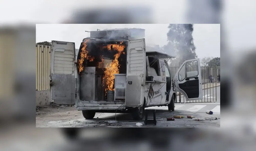 Vivo X el Rock: pánico a las afueras de San Marcos por incendio de ‘foodtruck’ [FOTOS]