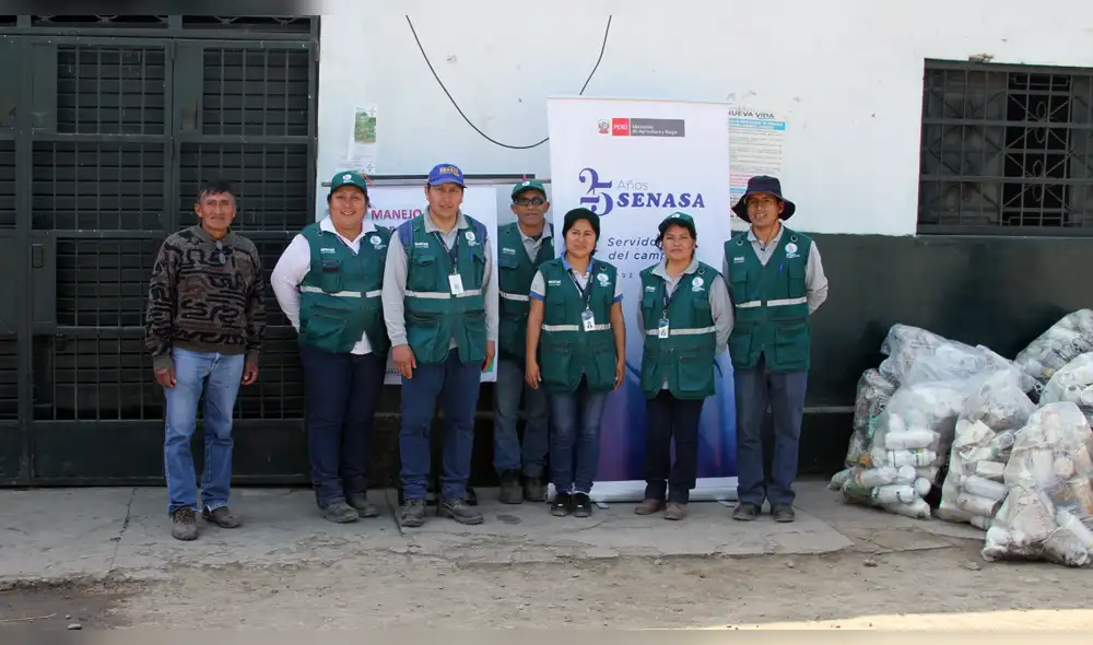 Senasa recoge toneladas de envases de plaguicidas abandonados en terrenos agrícolas Senasa recoge toneladas de envases de plaguicidas abandonados en terrenos agrícolas