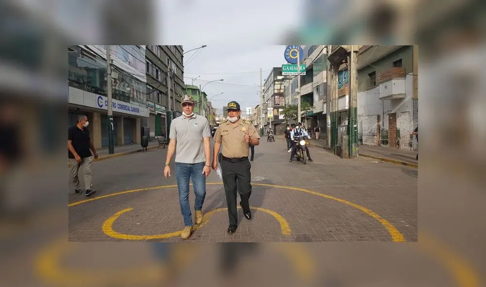 Alcalde de La Victoria, George Forsyth, y el coronel Ladrón de Guevara se aseguran de que todos en el distrito acaten las nuevas medidas. Alcalde de La Victoria, George Forsyth, y el coronel Ladrón de Guevara se aseguran de que todos en el distrito acaten las nuevas medidas.