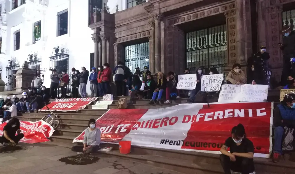 Protestantes se instalaron en el frontis de la Corte Superior de Justicia de Cusco. Foto: La República