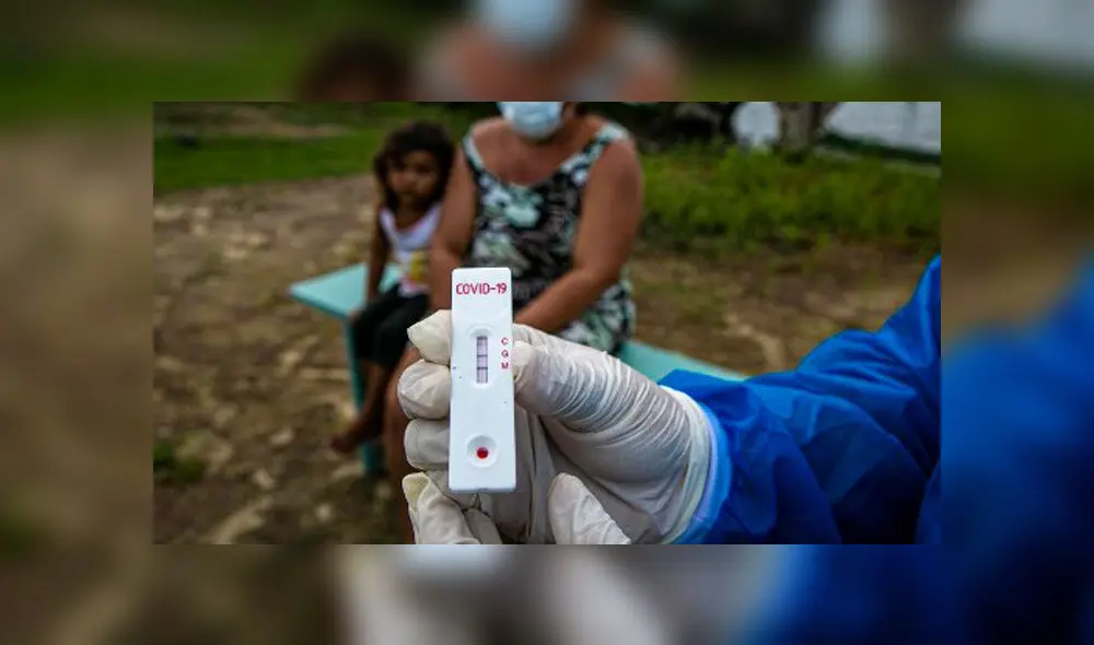 Un trabajador de salud del gobierno muestra una prueba de la COVID-19 en la comunidad ribereña de Roli Madeira en el suroeste de la isla de Marajo, en el estado de Pará, Brasil. Foto: Tarsa Sarraf/AFP.