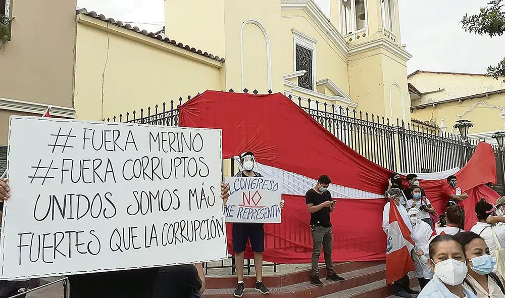 Piura. Las paredes de locales ubicados en las calles más concurridas lucen llenos de
mensajes contra Merino. Foto: Reneyro Guerra/La República Piura. Las paredes de locales ubicados en las calles más concurridas lucen llenos de
mensajes contra Merino. Foto: Reneyro Guerra/La República