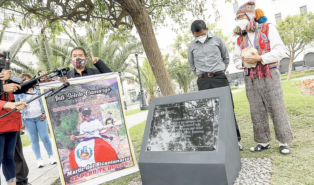 Homenaje. Los deudos de Inti Sotelo y Bryan Pintado agradecieron las muestras de cariño que han recibido. Pero siguen esperando saber quién les disparó. Foto: Antonio Melgarejo/La República