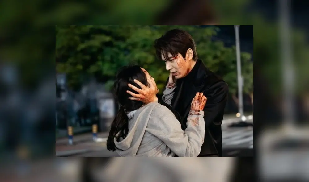 El rey Lee Gon (Lee Min Ho) rescata a la detective Jung Tae Eul (Kim Go Eun), en el episodio 11 del The King: The Eternal Monarch (SBS, Netflix 2020)