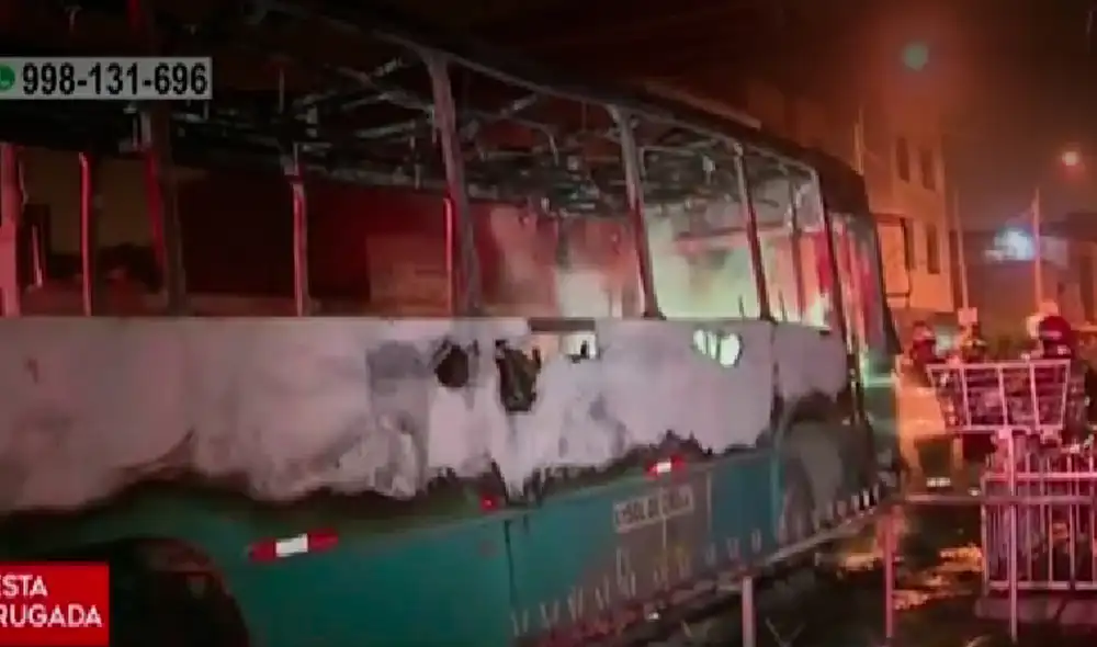 Bus de transporte público quedó completamente calcinado tras incendio. Foto: captura/América TV