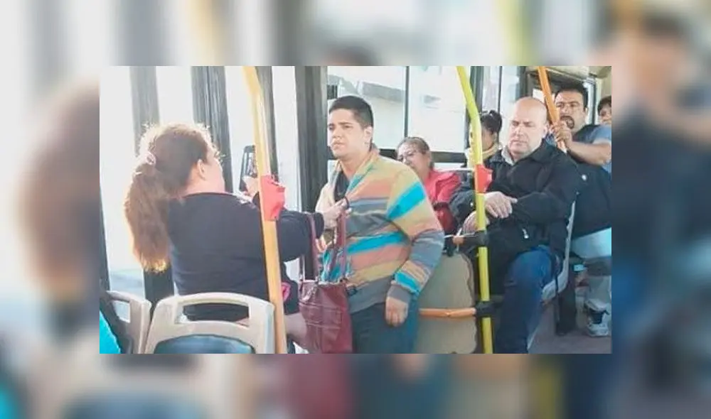 Mujer le da brutal castigo a ladrón que intentó robarle el celular en el bus [VIDEO]