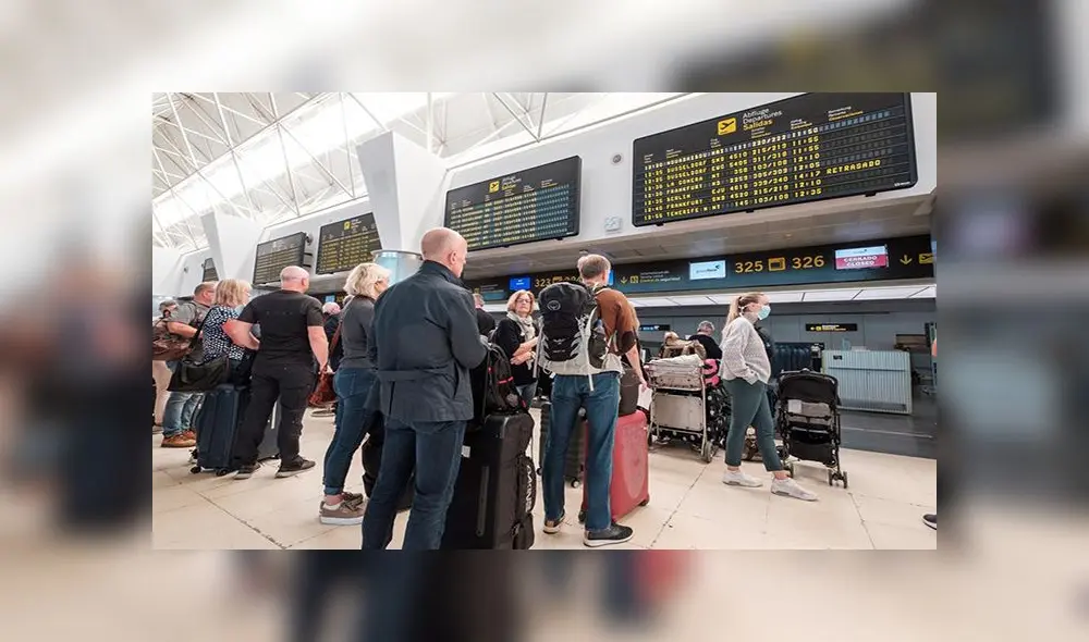 Varias personas esperan su turno en el aeropuerto de Gran Canaria, España, que este domingo funciona con total normalidad. Foto: EFE
