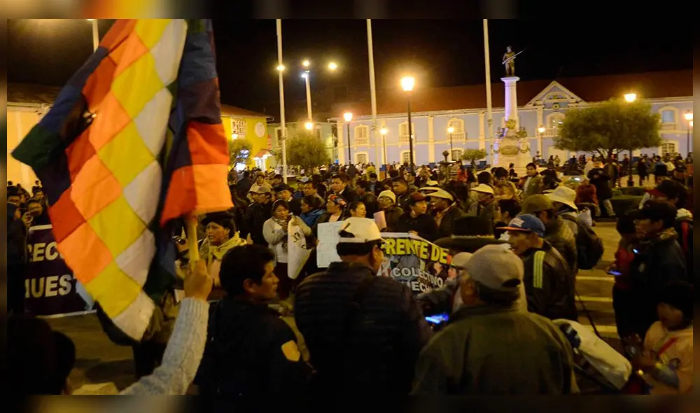 Población en Puno salió a marchar en apoyo al cierre del Congreso. Población en Puno salió a marchar en apoyo al cierre del Congreso.