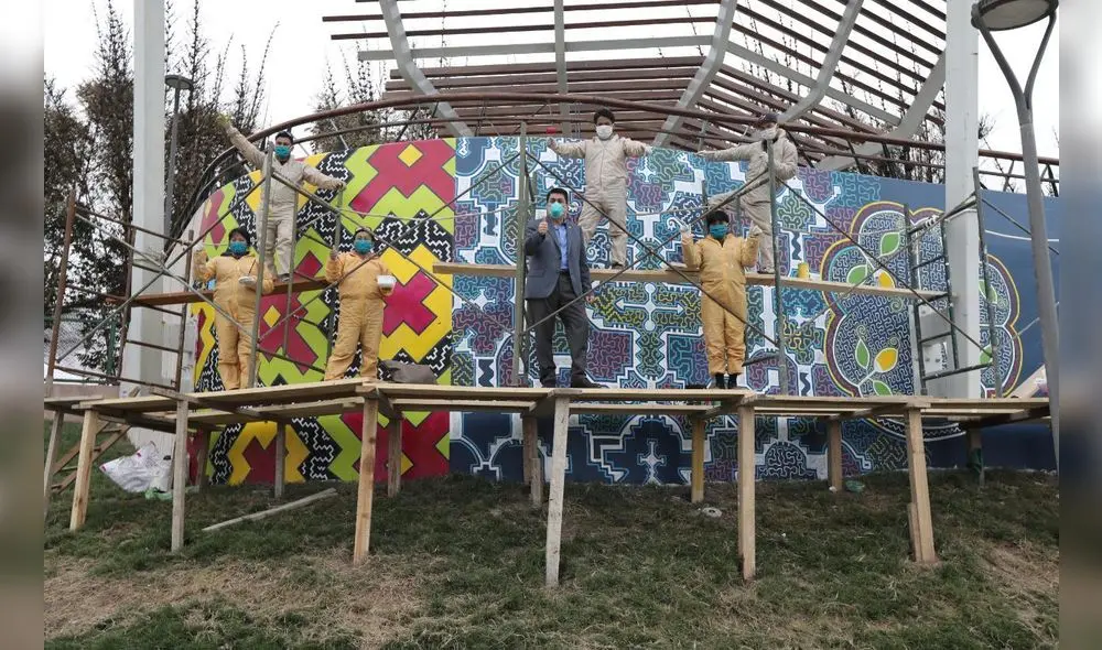 Artista de la comunidad shipiba de Cantagallo pintan mural. Foto: Jorge Cerdán/ La República.