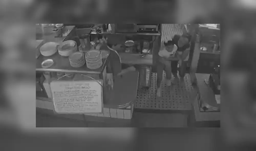 Isaac Paschalidis, dueño del local, aplicó la Maniobra de Heimlich para salvar a la niña. Foto: Captura.