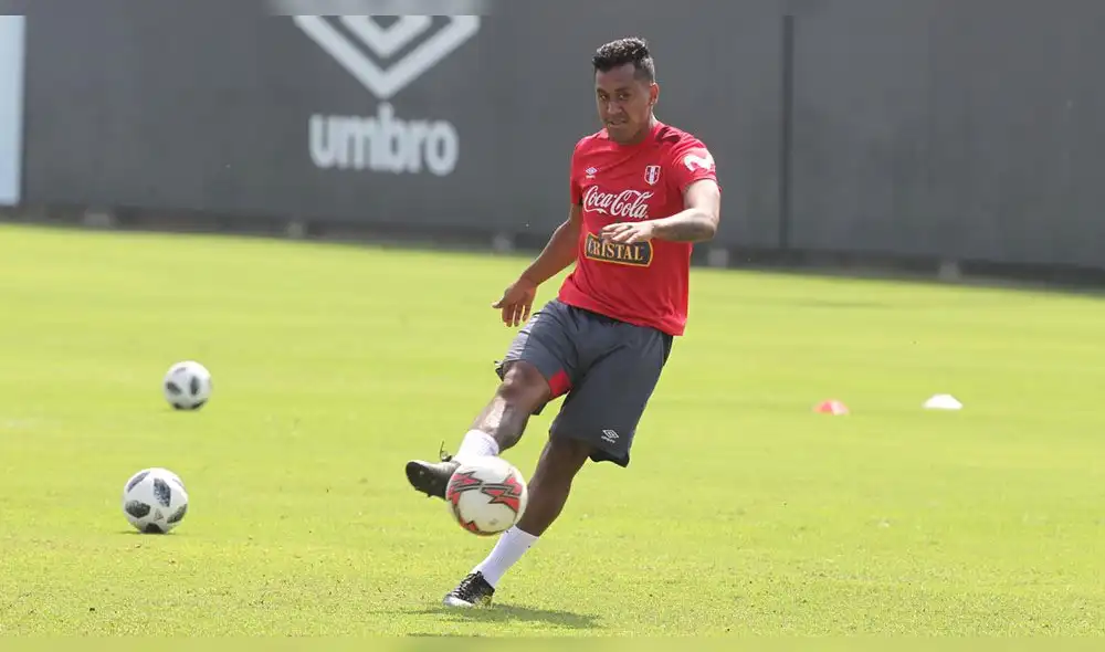 Renato Tapia apareció de sorpresa en la concentración de la 'Bicolor' [FOTO]