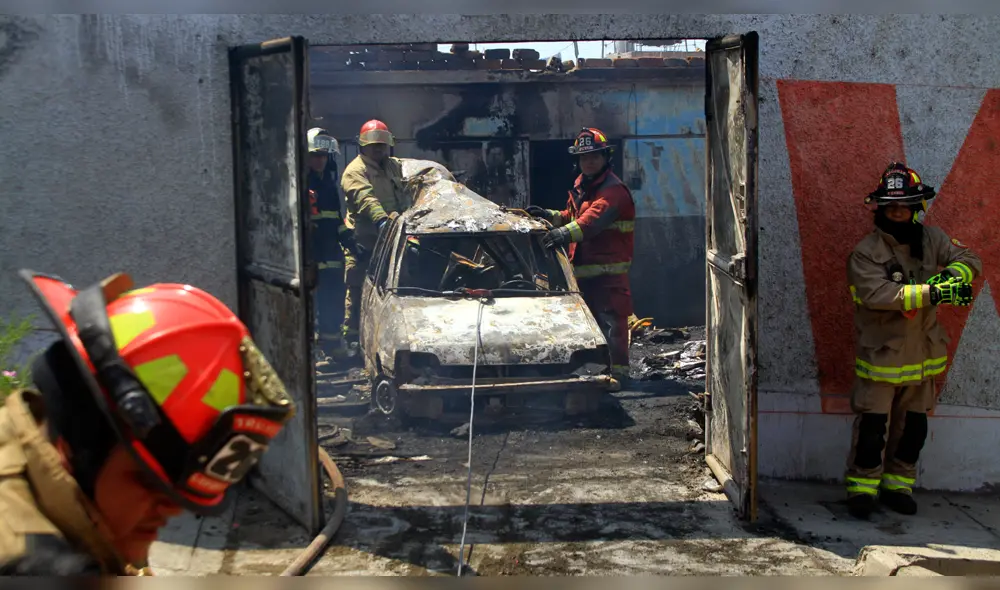 Fuego se inició en la cochera de la vivienda.