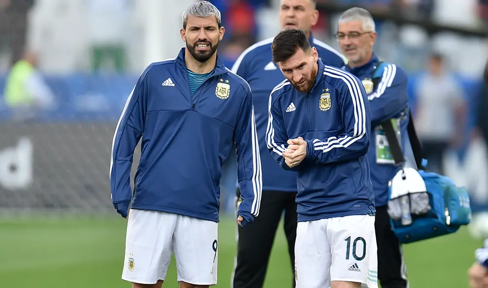 Sergio Agüero lanza guiño que agrandan los rumores de la llegada de Messi al Manchester City. (FOTO: AFP).