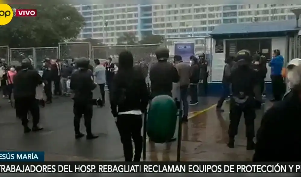 Trabajadores se reunieron frente al nosocomio. (Foto: captura RPP Noticias)