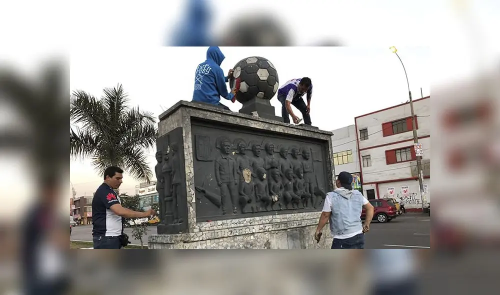 Hinchas de Alianza Lima limpian monumento a futbolistas fallecidos en Fokker [FOTOS]