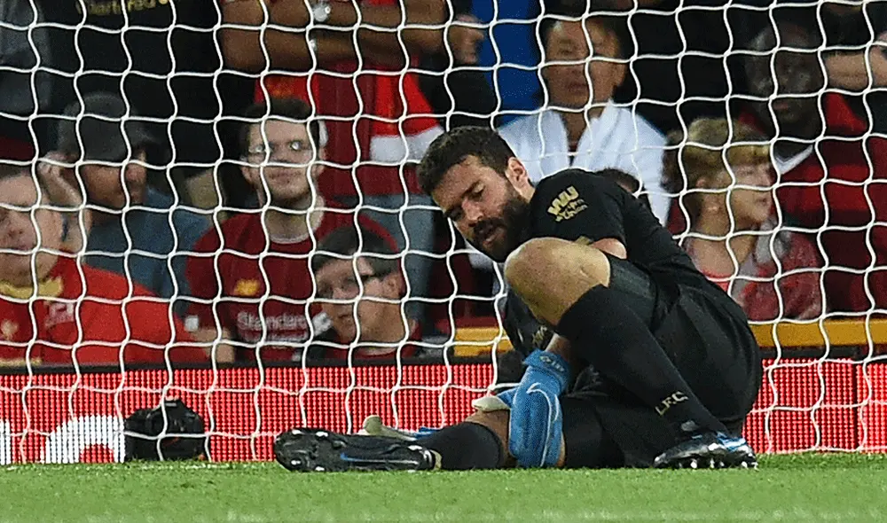 Alisson Becker sufrió una lesión en la pantorrilla y no jugará con el Liverpool la Supercopa de Europa ante el Chelsea. | Foto: AFP