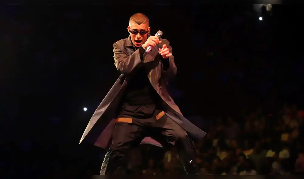 Bad Bunny sufre incidente con un zapato en pleno concierto con J Balvin