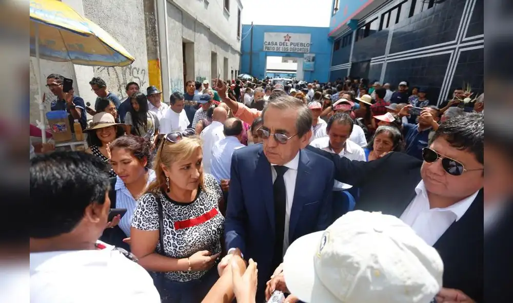 Largas colas para ingresar al velatorio de Alan García. [FOTOS]