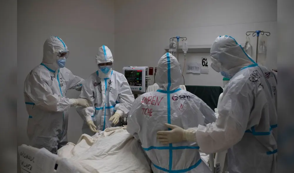 A market trader shows different currency notes in Caracas on March 10, 2019, during the third day of a massive power outage which has left Venezuelans without communications, electricity and water. - The unprecedented power outage already left 15 patients dead and threatens to extend indefinitely, increasing distress for the severe political and economic crisis hitting the oil-rich South American nation. (Photo by Cristian Hernandez / AFP)