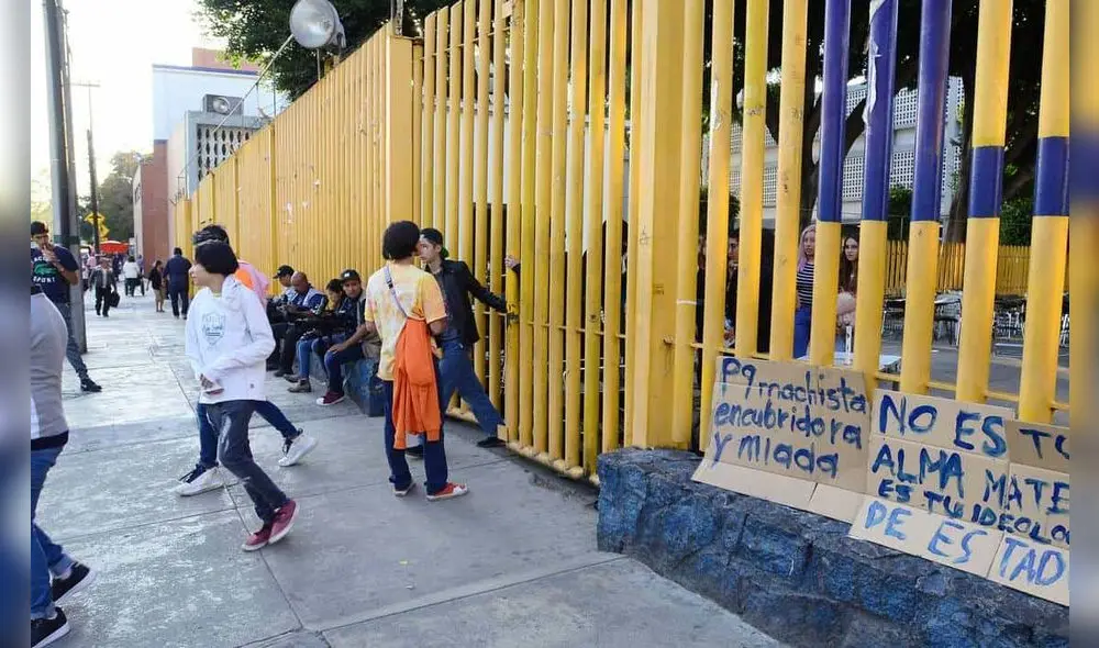 Carteles en el exterior del recinto educativo como protesta ante las denuncias por acoso sexual.