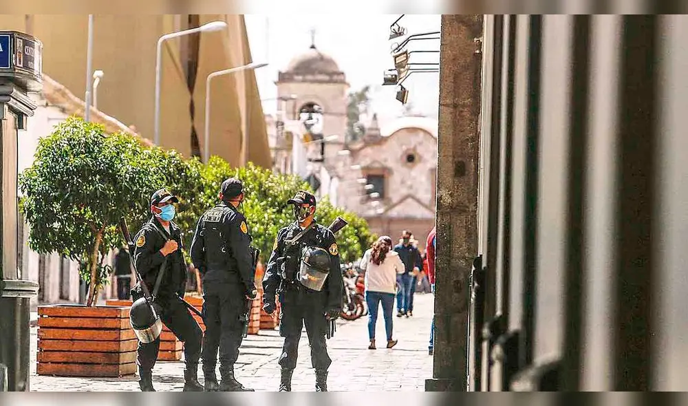 san francisco, arequipa. Pese a la presencia policial esta calle es muy transitada por cientos de peatones que desarrollan sus actividades como si no se estuviera en emergencia. san francisco, arequipa. Pese a la presencia policial esta calle es muy transitada por cientos de peatones que desarrollan sus actividades como si no se estuviera en emergencia.