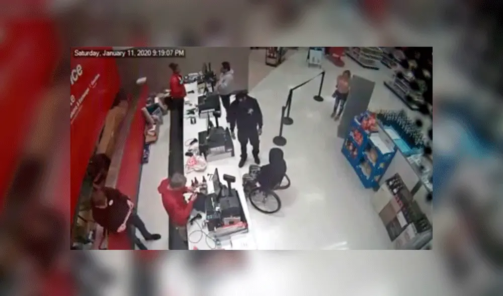 Persona con discapacidad es arrojada de su silla de ruedas en supermercado [VIDEO]