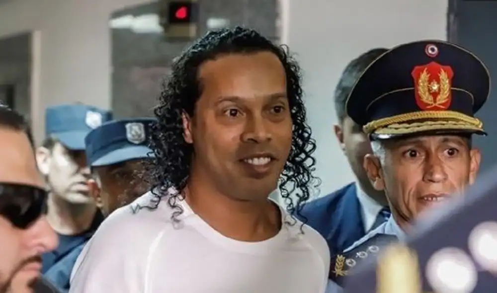 Ronaldinho rompe su silencio tras quedar detenido en Paraguay.