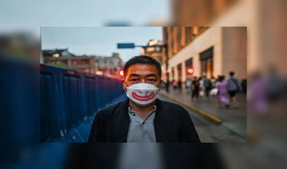 A man wearing a face mask walks along a street during a holiday on May Day, or International Workers' Day, in Shanghai on May 1, 2020. - With optimism and a heavy dose of caution, millions of Chinese hit the road or visited newly re-opened tourist sites on May 1 for an extended national holiday in a post-coronavirus confidence test. (Photo by Hector RETAMAL / AFP) A man wearing a face mask walks along a street during a holiday on May Day, or International Workers' Day, in Shanghai on May 1, 2020. - With optimism and a heavy dose of caution, millions of Chinese hit the road or visited newly re-opened tourist sites on May 1 for an extended national holiday in a post-coronavirus confidence test. (Photo by Hector RETAMAL / AFP)