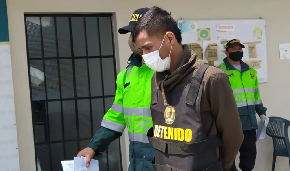 Uno de los detenidos tenía una réplica de arma de fuego escondida en la axila. Foto: Grace Mora / URPI - GLR.