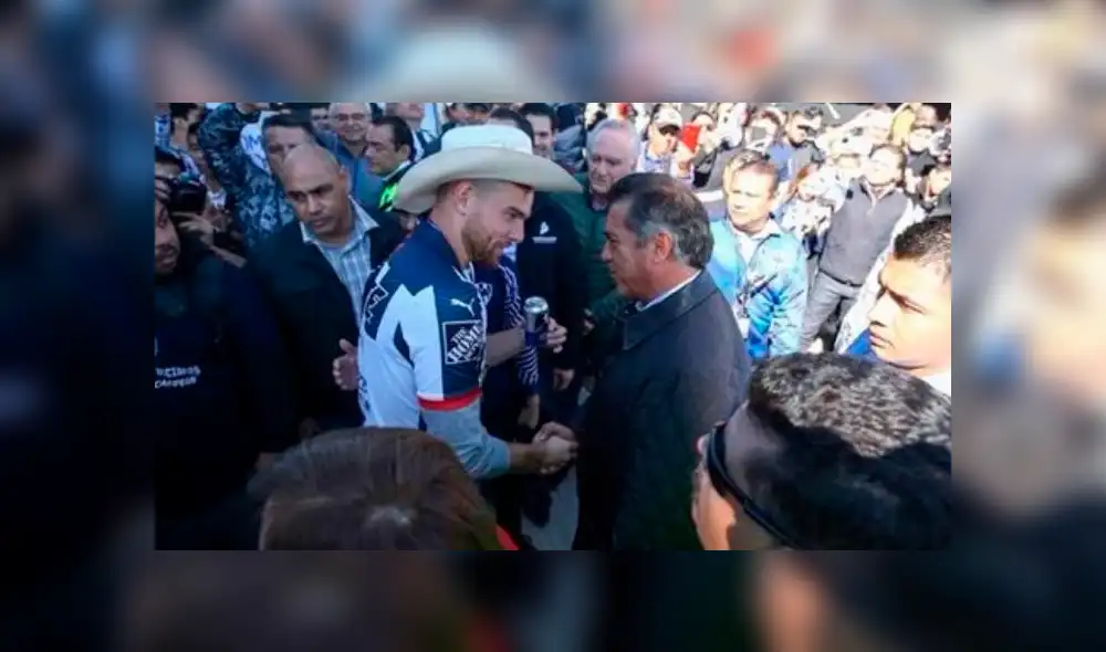 Vincent Janssen recibe a Jaime Rodríguez Calderón. (Foto: ABC Noticias)