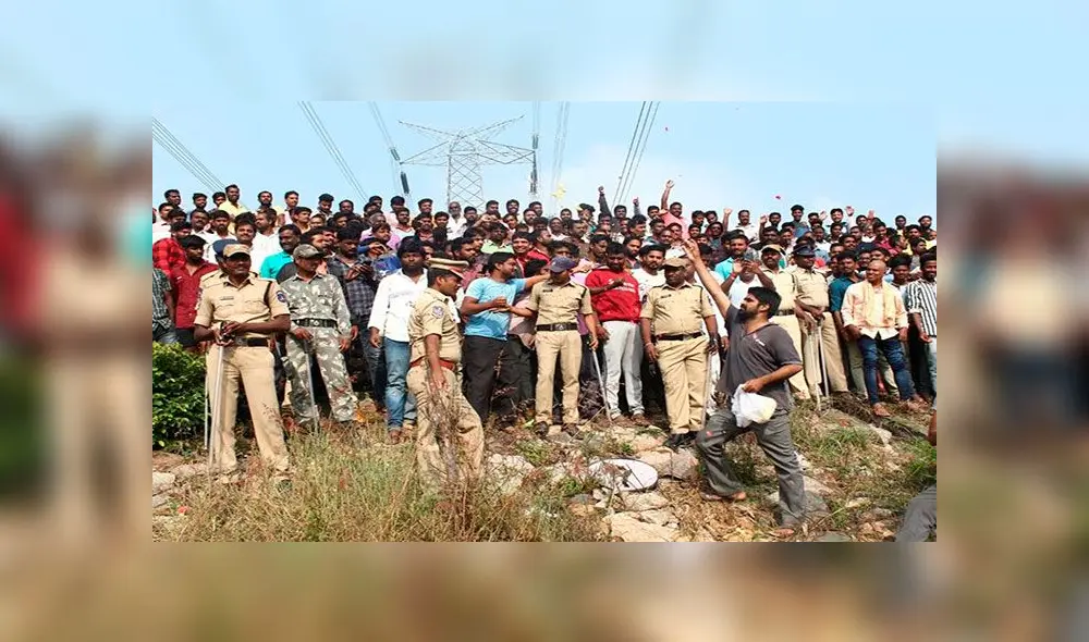 Gran cantidad de personas se acercó al lugar para comprobar el hecho. En redes celebraron que los sujetos hayan sido abatidos por los policías. Foto: EFE Gran cantidad de personas se acercó al lugar para comprobar el hecho. En redes celebraron que los sujetos hayan sido abatidos por los policías. Foto: EFE