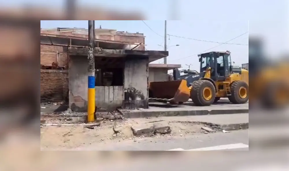 Incendio en Villa El Salvador: viviendas inhabitables fueron demolidas en zona de desastre Incendio en Villa El Salvador: viviendas inhabitables fueron demolidas en zona de desastre
