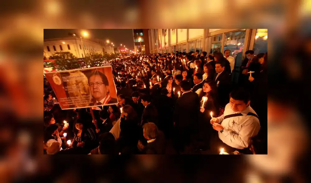 Fiscales y trabajadores del Ministerio Público realizan vigilia en respaldo a Pablo Sánchez Fiscales y trabajadores del Ministerio Público realizan vigilia en respaldo a Pablo Sánchez