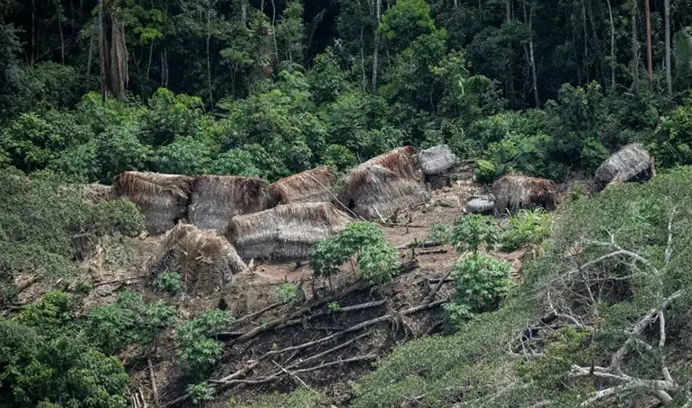 Familia asesinada en contacto inicial solía visitar las malocas de su familia, todavía aislada. Foto: Charlie Hamilton James /National Geographic