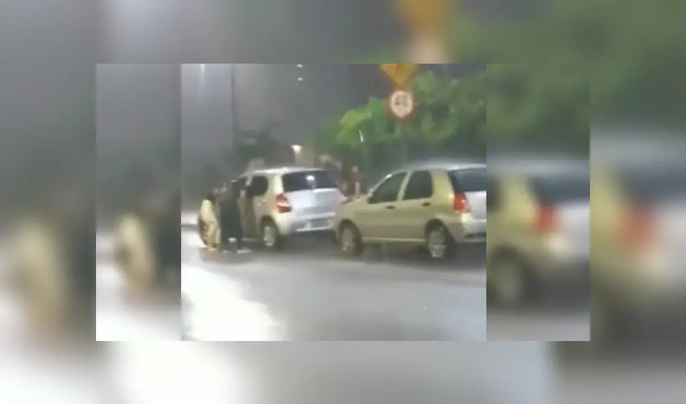 Video es viral en Facebook. Grupo de jóvenes fue corriendo a su vehículo para resguardarse de la lluvia, sin percatarse de un gracioso detalle que los dejó en ridículo