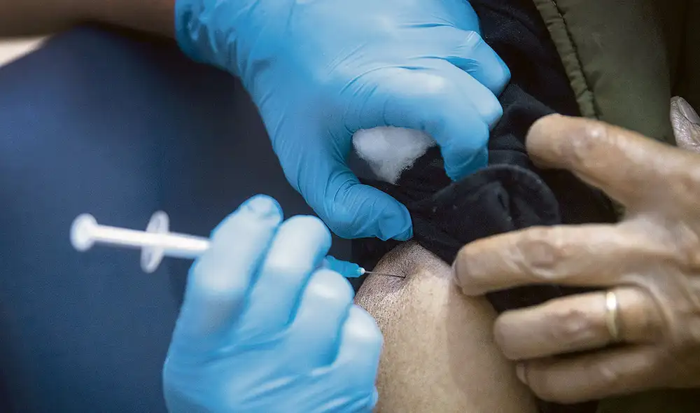 Protección. El plan inicial de vacunar a la mitad de peruanos antes de las elecciones deberá modificarse. Todo indica que solo 750 mil serán inmunizados. Foto: AFP Protección. El plan inicial de vacunar a la mitad de peruanos antes de las elecciones deberá modificarse. Todo indica que solo 750 mil serán inmunizados. Foto: AFP