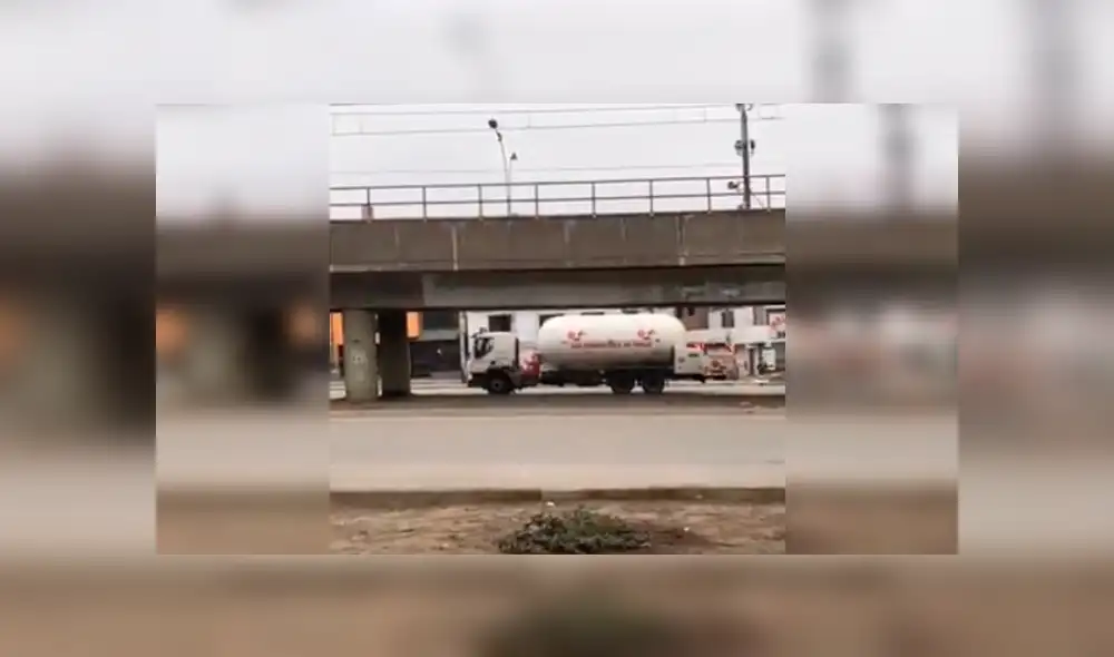 Camión cisterna de gas impactó contra infraestructura del tren eléctrico. Foto: Twitter