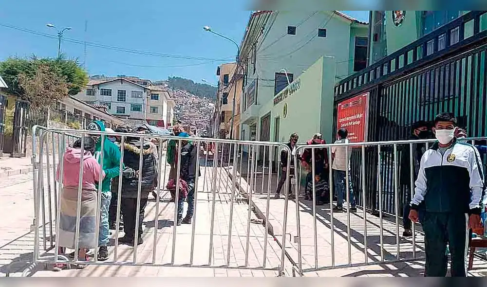 detenidos. Fueron llevados a la comisaría donde se les multó.