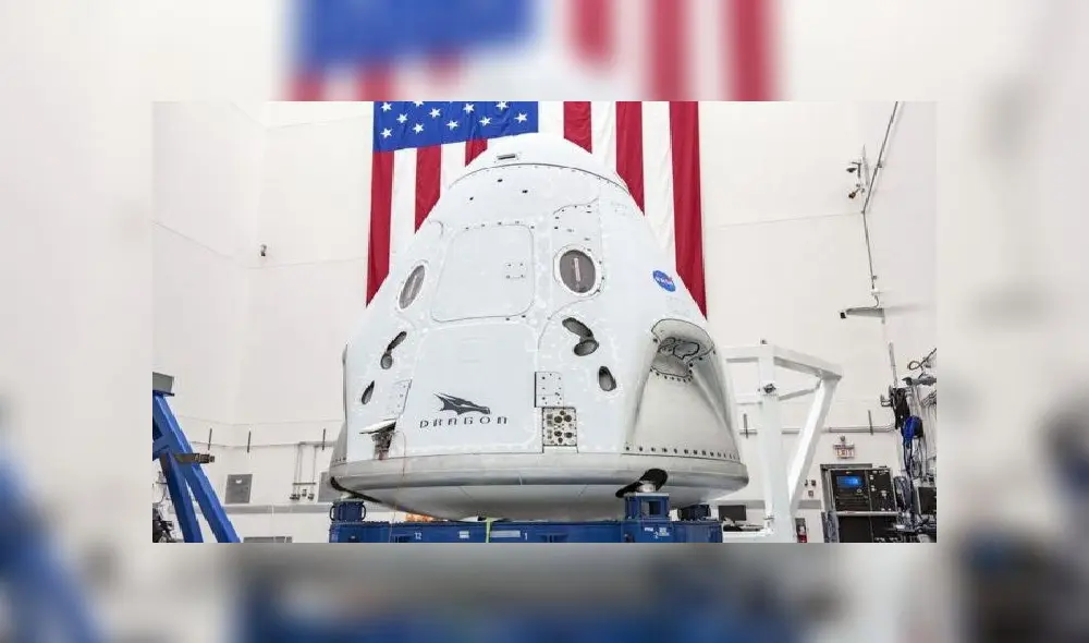 People wait to cross a street in Tokyo on May 24, 2020. (Photo by CHARLY TRIBALLEAU / AFP)