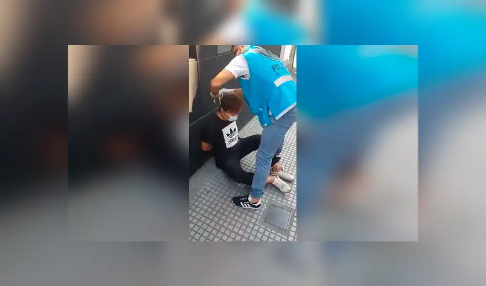 Video de la captura muestra cómo le colocan una mascarilla para prevenir contagios. Video de la captura muestra cómo le colocan una mascarilla para prevenir contagios.