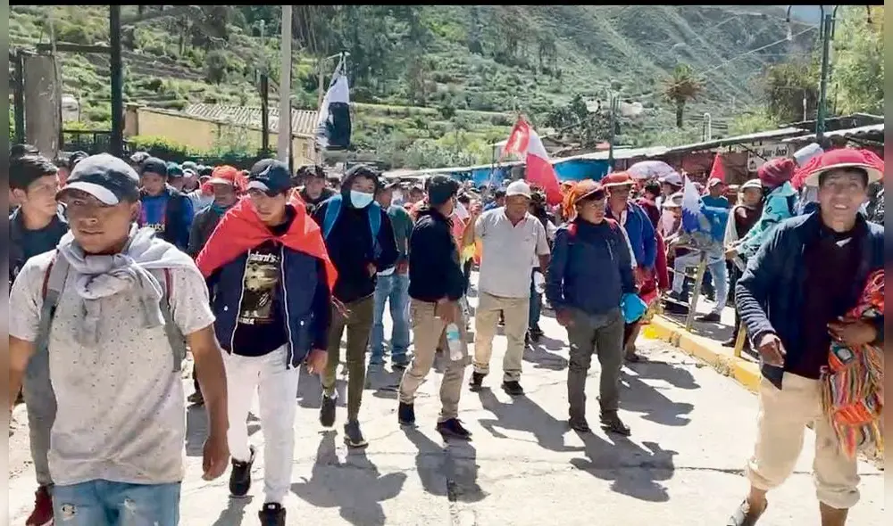 Enfrentamiento. Policías reprimen turba en Ollantaytambo. Enfrentamiento. Policías reprimen turba en Ollantaytambo.
