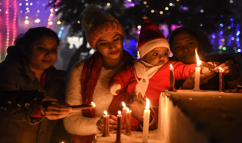 En India, uno de los países con más de coronavirus en el mundo, ya se preparan para recibir la Navidad. Foto: AFP