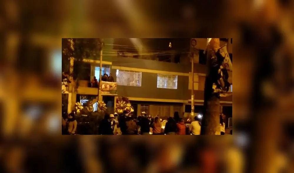 Velorio se realizó en plena vía pública en Santa Anita. Foto: Captura América Noticias Velorio se realizó en plena vía pública en Santa Anita. Foto: Captura América Noticias