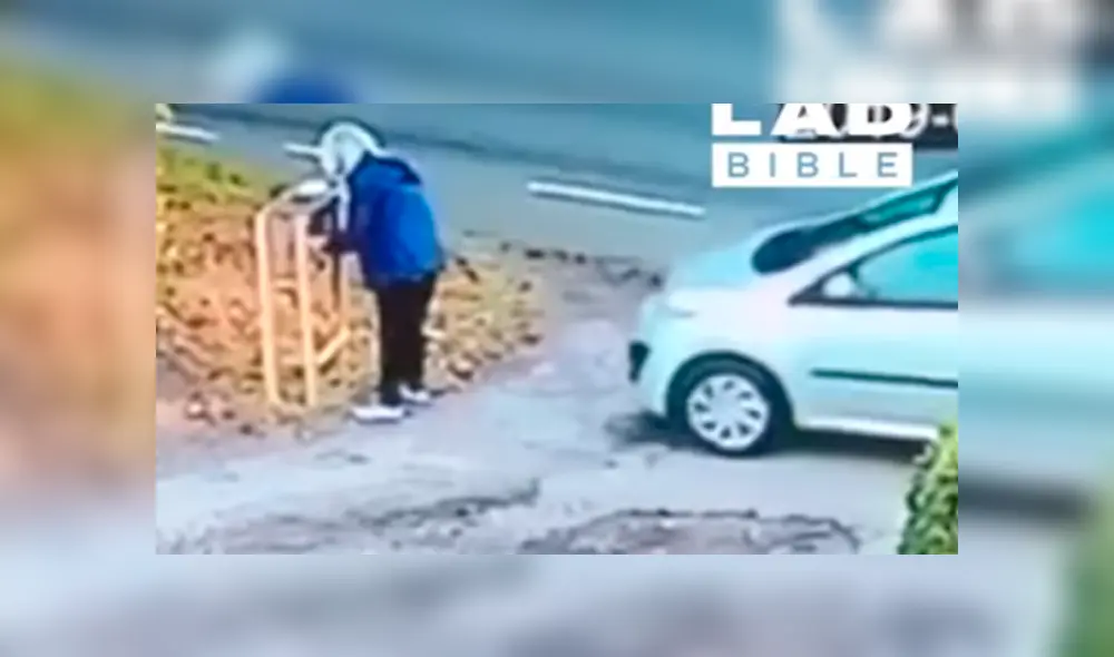 La señora olvidó poner el freno de mano y sufrió las consecuencias. Vía Facebook Foto: LadBible La señora olvidó poner el freno de mano y sufrió las consecuencias. Vía Facebook Foto: LadBible