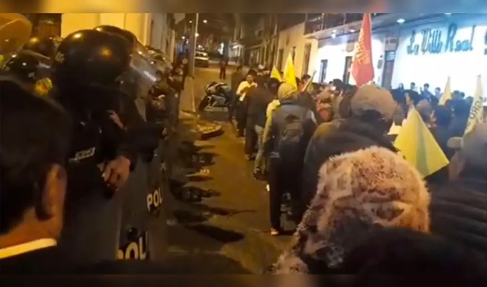 Tía María: enfrentamientos al exterior de la reunión de Vizcarra y gobernadores en Arequipa Tía María: enfrentamientos al exterior de la reunión de Vizcarra y gobernadores en Arequipa