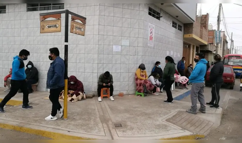 Varios usuarios amanecieron esta mañana en las afueras del banco, para ser uno de los primeros en ser atendidos. Foto: Difusión.