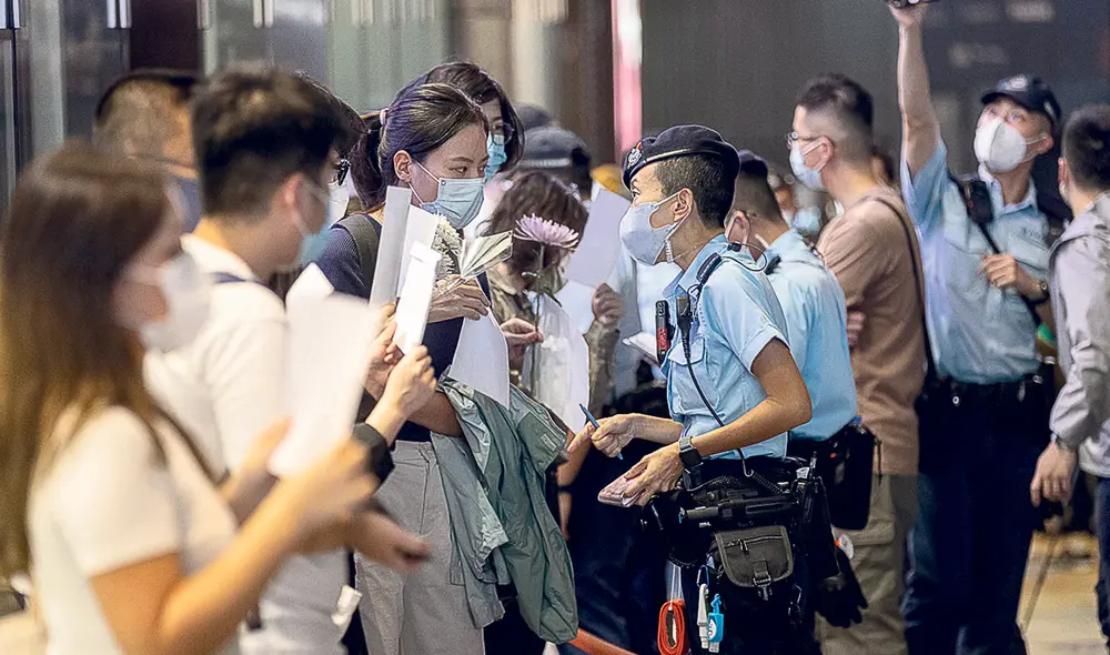 Vigilia. Cientos de personas se han solidarizado con las víctimas de un edificio de confinados en Urumqi, China.