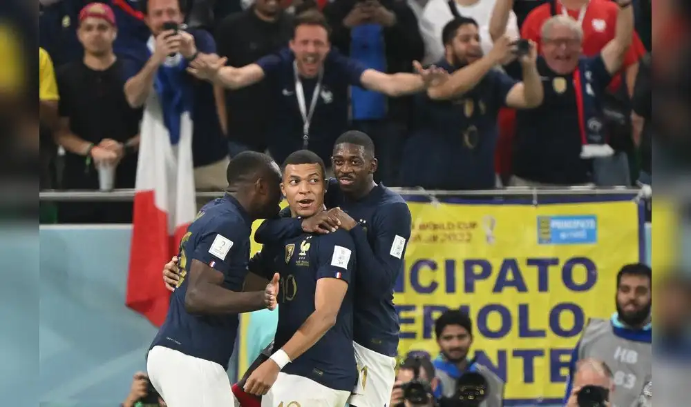 Kylian Mbappé, junto a Ousmane Dembélé y Marcus Thuram celebrando un gol ante Polonia. Foto: AFP